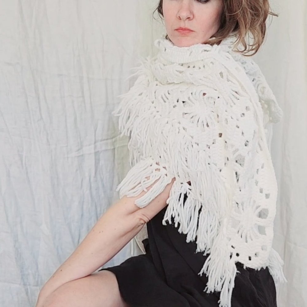 white cottagecore granny shawl, Vintage 1970 handmade fringe crochet shrug scarf - Picture 5 of 16